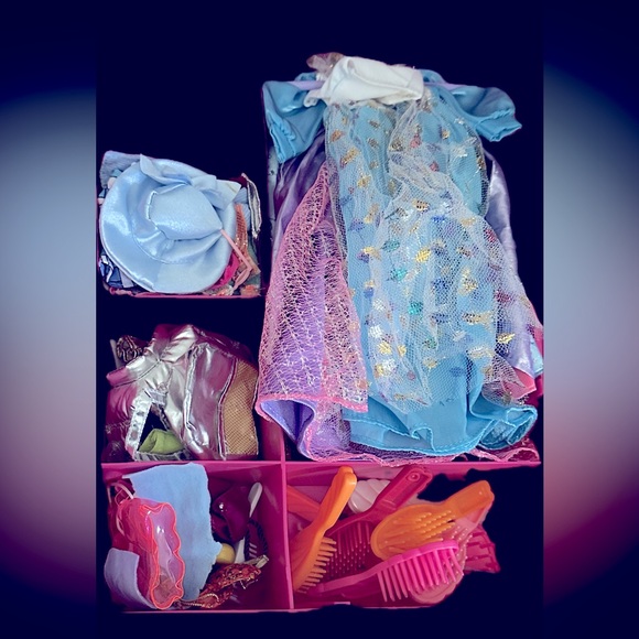 BARBIE DOLL TRUNK W/8 DOLLS & CLOTHING, SHOES & ACCESSORIES, GOOD CONDITIONS! - Picture 10 of 10